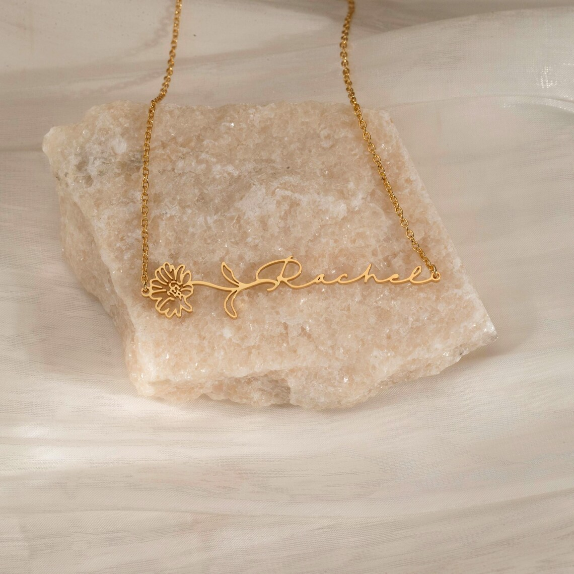 Haiyufly Custom Name Necklace  - Birth Flower Necklace 评论和价格