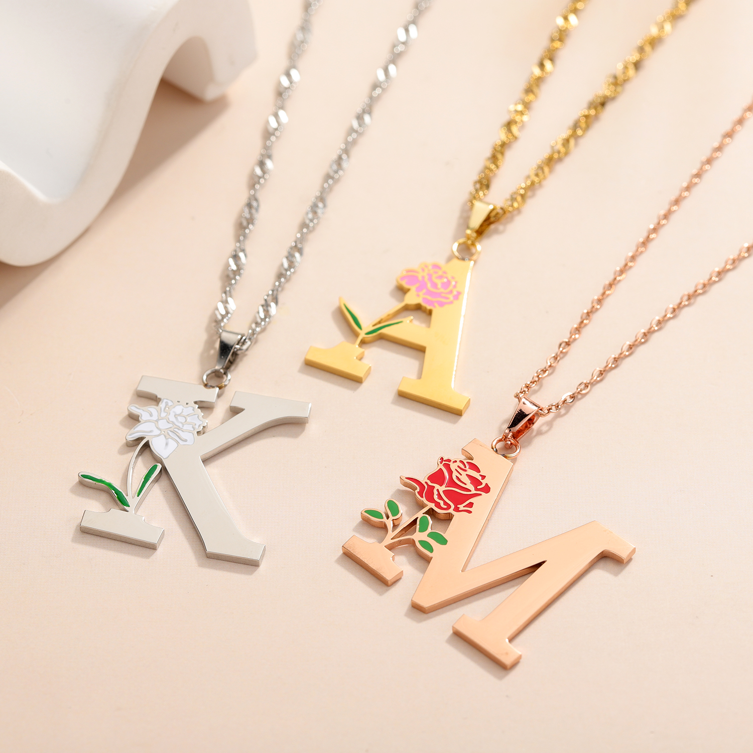Custom Flower Initial Letter P - Birth Flower Necklace 评论和价格